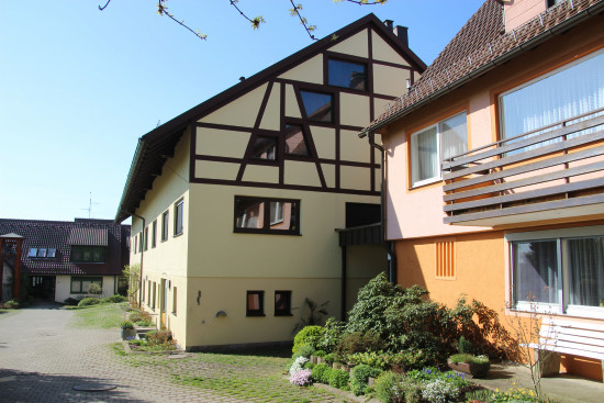 orange: kleines Gästehaus; gelb: großes Gästehaus; hinten: Schwesternhaus und Saal
